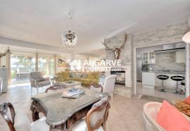 Single-storey 4-bedroom house near the beach between Vilamoura and Vale do Lobo.