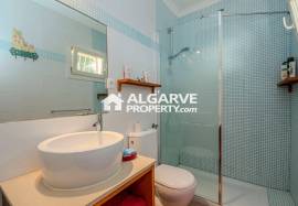 Single-storey 4-bedroom house near the beach between Vilamoura and Vale do Lobo.