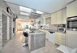 Single-storey 4-bedroom house near the beach between Vilamoura and Vale do Lobo.