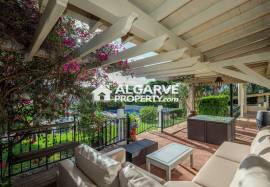 Single-storey 4-bedroom house near the beach between Vilamoura and Vale do Lobo.