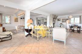 Single-storey 4-bedroom house near the beach between Vilamoura and Vale do Lobo.