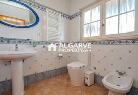 Single-storey 4-bedroom house near the beach between Vilamoura and Vale do Lobo.