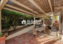 Single-storey 4-bedroom house near the beach between Vilamoura and Vale do Lobo.