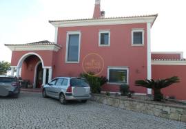 Spacious 4-bedroom villa with swimming pool and 7,500 m² plot located in Cerro de Alfeição, five minutes from Loulé.