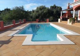 Spacious 4-bedroom villa with swimming pool and 7,500 m² plot located in Cerro de Alfeição, five minutes from Loulé.