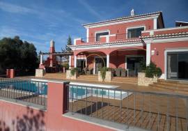 Spacious 4-bedroom villa with swimming pool and 7,500 m² plot located in Cerro de Alfeição, five minutes from Loulé.