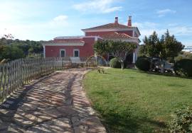 Spacious 4-bedroom villa with swimming pool and 7,500 m² plot located in Cerro de Alfeição, five minutes from Loulé.