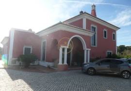 Spacious 4-bedroom villa with swimming pool and 7,500 m² plot located in Cerro de Alfeição, five minutes from Loulé.