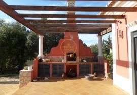 Spacious 4-bedroom villa with swimming pool and 7,500 m² plot located in Cerro de Alfeição, five minutes from Loulé.