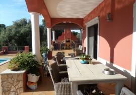 Spacious 4-bedroom villa with swimming pool and 7,500 m² plot located in Cerro de Alfeição, five minutes from Loulé.