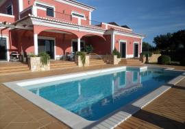 Spacious 4-bedroom villa with swimming pool and 7,500 m² plot located in Cerro de Alfeição, five minutes from Loulé.