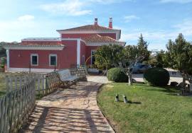 Spacious 4-bedroom villa with swimming pool and 7,500 m² plot located in Cerro de Alfeição, five minutes from Loulé.