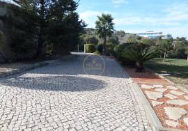 Spacious 4-bedroom villa with swimming pool and 7,500 m² plot located in Cerro de Alfeição, five minutes from Loulé.