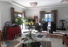 Spacious 4-bedroom villa with swimming pool and 7,500 m² plot located in Cerro de Alfeição, five minutes from Loulé.