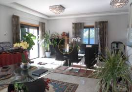 Spacious 4-bedroom villa with swimming pool and 7,500 m² plot located in Cerro de Alfeição, five minutes from Loulé.