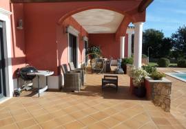 Spacious 4-bedroom villa with swimming pool and 7,500 m² plot located in Cerro de Alfeição, five minutes from Loulé.