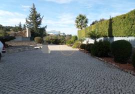 Spacious 4-bedroom villa with swimming pool and 7,500 m² plot located in Cerro de Alfeição, five minutes from Loulé.