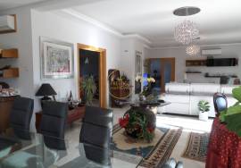 Spacious 4-bedroom villa with swimming pool and 7,500 m² plot located in Cerro de Alfeição, five minutes from Loulé.