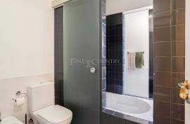 Tavira – 2-bedroom modern top-floor apartment with large terraces, pool and garage