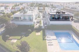 Tavira – 2-bedroom modern top-floor apartment with large terraces, pool and garage