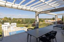 Tavira – 2-bedroom modern top-floor apartment with large terraces, pool and garage