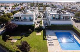 Tavira – 2-bedroom modern top-floor apartment with large terraces, pool and garage