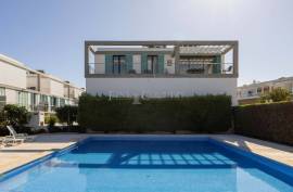 Tavira – 2-bedroom modern top-floor apartment with large terraces, pool and garage