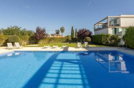 Tavira – 2-bedroom modern top-floor apartment with large terraces, pool and garage