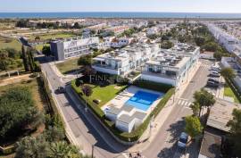 Tavira – 2-bedroom modern top-floor apartment with large terraces, pool and garage
