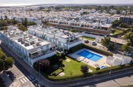 Tavira – 2-bedroom modern top-floor apartment with large terraces, pool and garage