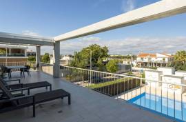 Tavira – 2-bedroom modern top-floor apartment with large terraces, pool and garage