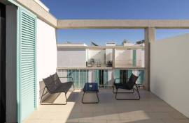 Tavira – 2-bedroom modern top-floor apartment with large terraces, pool and garage