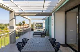 Tavira – 2-bedroom modern top-floor apartment with large terraces, pool and garage