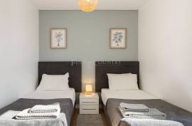 Tavira – 2-bedroom modern top-floor apartment with large terraces, pool and garage