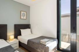 Tavira – 2-bedroom modern top-floor apartment with large terraces, pool and garage