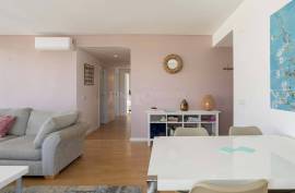 Tavira – 2-bedroom modern top-floor apartment with large terraces, pool and garage