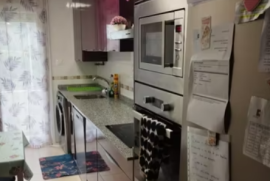 Charming renovated apartment with pool and garage 10 minutes from Laredo beach