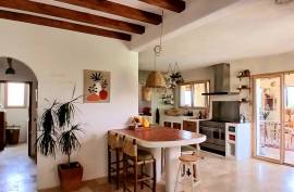 Elegant And Charming Villa With 145 M2 Of Living Space On A 1675 M2 Landscaped Plot With Exceptional Views