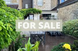 Town House with Courtyard Garden and Garage