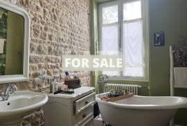 Town House with Courtyard Garden and Garage