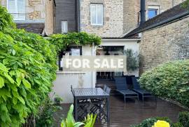 Town House with Courtyard Garden and Garage