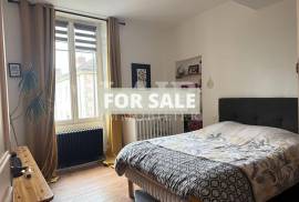 Town House with Courtyard Garden and Garage