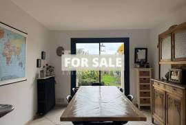 Town House with Courtyard Garden and Garage