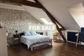 Town House with Courtyard Garden and Garage