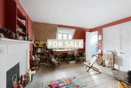 Fully Renovated Town House in Coastal Resort