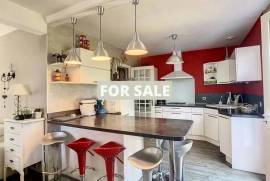 Detached House with Garden by the Coast