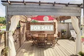 Detached House with Garden by the Coast