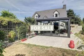 Detached House with Garden by the Coast
