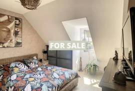 Detached House with Garden by the Coast