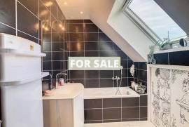 Detached House with Garden by the Coast